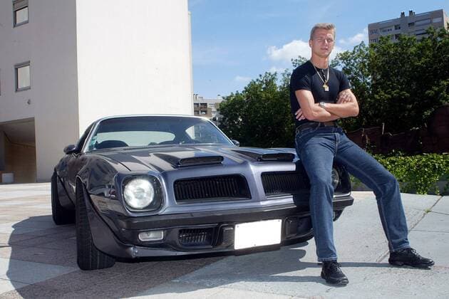Tony Vairelles (Lyon) mit seinem Pontiac Firebird Fußball Herren Ligue Une 2002 2003, 1. Französische Liga, Olympique Lyonnais, Shooting, Fotoshooting, Fototermin, Einzelbild Lyon  