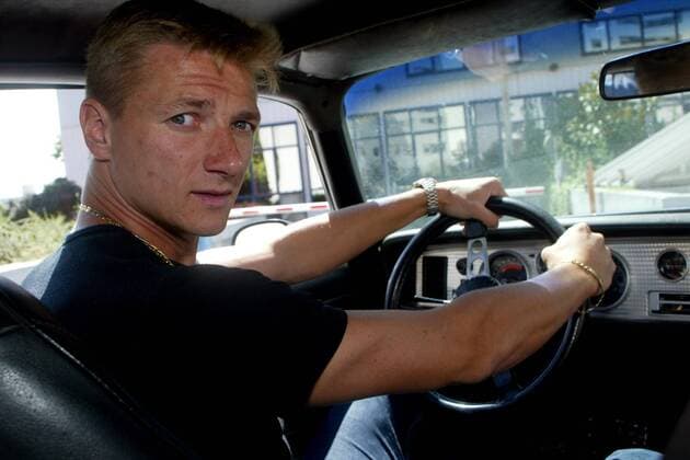 Tony Vairelles (Lyon) in seinem Wagen Fußball Herren Ligue Une 2002 2003, 1. Französische Liga, Olympique Lyonnais, Shooting, Fotoshooting, Fototermin, Einzelbild Lyon  