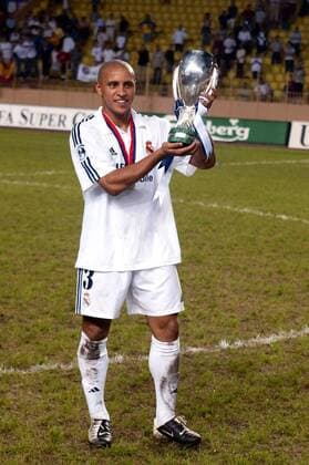 Roberto Carlos (Real) mit dem Pokal des Europacupsiegers Fußball Herren UEFA-Supercup 2002 2003, Super-Cup, Europacup, Europapokal, Real Madrid, Vdig, Einzelbild Madrid Freude,  