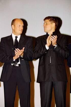Sportlicher Leiter Bjarne Riis (li., Dänemark CSC-Tiscali) und Jan Ullrich (Deutschland) während der Tourpräsentation Radsport Herren Vorschau 2002 Tour de France 2003, Radrennsport, Straßenradsport, Radrennen, Vdig Gruppe  