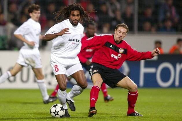 Christian Karembeu (Piräus, li.) gegen Jan Simak (Leverkusen) Fußball EC 1 Herren Champions League 2002 2003, Bayer 04 Leverkusen - Olympiakos Piräus 2:0 Gruppe BayArena Leverkusen Dynamik,