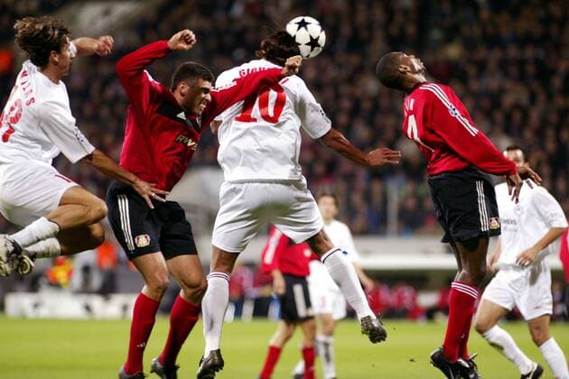 Giovanni (Piräus, Mitte) gegen Juan (re.) und Lucio (beide Leverkusen) Fußball EC 1 Herren Champions League 2002 2003, Bayer 04 Leverkusen - Olympiakos Piräus 2:0 Gruppe BayArena Leverkusen Dynamik,