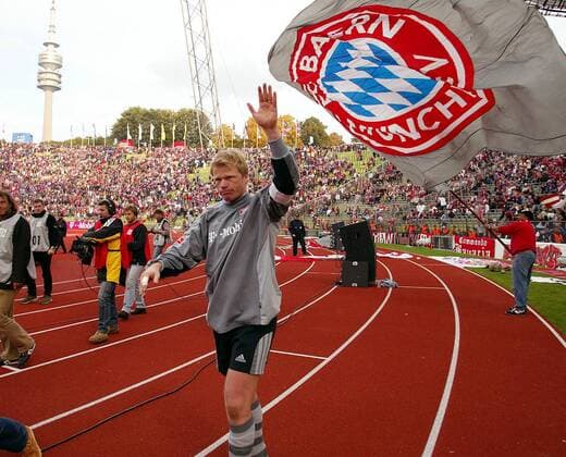 Torwart Oliver Kahn (Bayern) bedankt sich nach Spielende bei den Anhängern Fußball 1. BL Herren Saison 2002 2003, FC Bayern München Totale Olympiastadion München