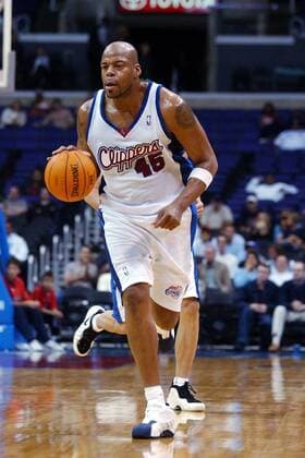 Sean Rooks (Clippers) am Ball Basketball Herren NBA 2002 2003, L.A. Clippers, LA, L A, Los Angeles Einzelbild Staples Center Los Angeles