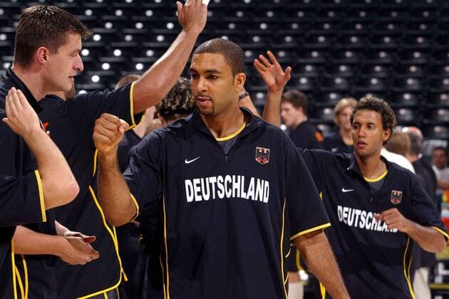 Ademola Okulaja (Mitte) klatscht mit Robert Maras (li.) ab; hinten Stefano Garris (alle Deutschland) Basketball WM Herren Weltmeisterschaft 2002, Länderspiel, Gruppenspiel, Gruppe C, Nationalmannschaft, Nationalteam, Vdig Gruppe RCA-Dome Indianapolis