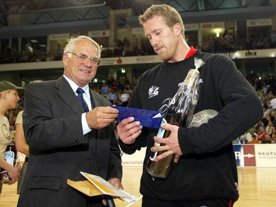 Manager Manfred Werner (li.) beschenkt Jan Fegter (beide Flensburg) nach einer erfolgreichen Saison Handball 1. BL Herren Saison 2001 2002, SG Flensburg-Handewitt, Verabschiedung Gruppe Flensburg