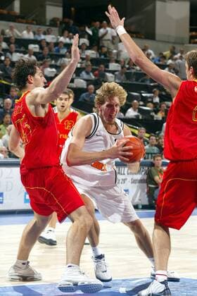 Dirk Nowitzki (Deutschland, Mitte.) gegen Jorge Garbajosa (Spanien) Basketball WM Herren Weltmeisterschaft 2002, Länderspiel, Viertelfinale, Nationalmannschaft, Nationalteam, Nationaltrikot Gruppe Conseco Fieldhouse Indianapolis Dynamik,