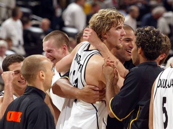 Jubel Deutschland, u.a. Dirk Nowitzki (Mitte), Demirel (li.) und Rödl Basketball WM Herren Weltmeisterschaft 2002, Länderspiel, Viertelfinale, Nationalmannschaft, Nationalteam, Nationaltrikot Gruppe Conseco Fieldhouse Indianapolis Freude, Begeisterung,
