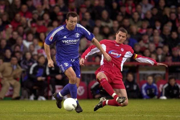 Marc Wilmots (li., Schalke) gegen Christian Beeck (Cottbus) Fußball 1. BL Herren Saison 2002 2003, Cottbus - FC Schalke 04 0:1, Vdig Gruppe Cottbus Dynamik, Kampf,