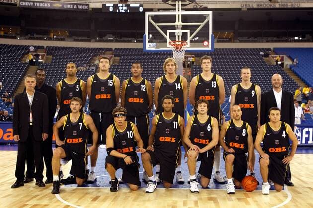 Mannschaftsfoto Deutschland; hinten v.li.: Co-Trainer Rolando Blackman, Ademola Okulaja, Robert Maras, Stephen Arigbabu, Dirk Nowitzki, Patrick Femerling, Henrik Rödl, Bundestrainer Henrik Dettmann; vorn v.li.: Co-Trainer Armin Andres, Marko Pesic... Basketball WM Herren Weltmeisterschaft 2002, Gruppenspiel, Gruppe C, Länderspiel, Nationalteam, Nationalmannschaft Totale RCA-Dome Indianapolis