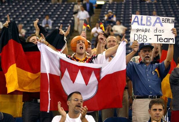 Ein deutscher Fan aus Berlin grüßt seine Mannschaft ALBA Basketball WM Herren Weltmeisterschaft 2002, Gruppenspiel, Gruppe C, Länderspiel, Nationalteam, Nationalmannschaft Gruppe RCA-Dome Indianapolis Freude,