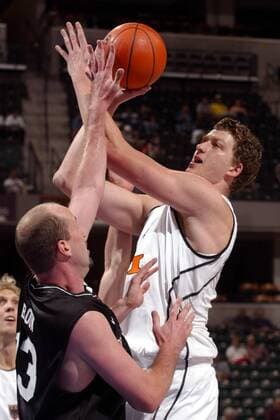 Patrick Femerling (re., Deutschland) gegen Ed Book (Neuseeland) Basketball WM Herren Weltmeisterschaft 2002, Spiel um Platz 3, Länderspiel, Deutschland - Neuseeland 117:94 Gruppe Conseco Fieldhouse Indianapolis Dynamik, Abwehr,