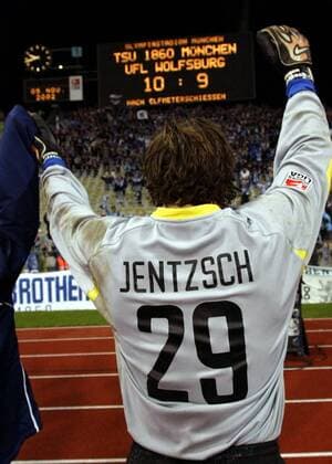 Torwart Simon Jentzsch (1860) bedankt sich mit Blick auf das Endergebnis bei den Anhängern Fußball 1. BL Herren DFB-Pokal 2002 2003, Pokalspiel, TSV 1860 München - VfL Wolfsburg 10:9 n.E., Einzelbild Olympiastadion München Freude,