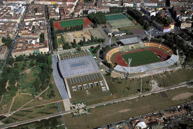 Der Friedrich-Ludwig-Jahn-Sportpark mit der Max-Schmeling-Halle, daneben der Mauerpark (li.) American Football Herren NFL Europe 2002, Berlin Thunder, ALBA Berlin, Multifunktionshalle, Mehrzweckhalle Totale Jahnsportpark Berlin, Basketball, Prenzlauer Berg