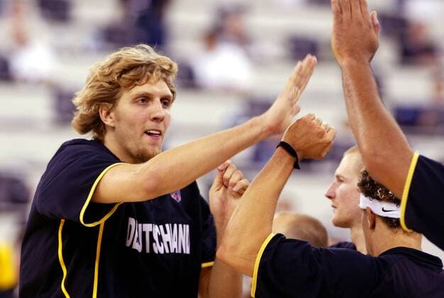 Dirk Nowitzki (Deutschland) - Einmarsch Basketball WM Herren Weltmeisterschaft 2002, Länderspiel, Nationalmannschaft, Nationalteam, Deutschland, Gruppe C Gruppe RCADome Indianapolis