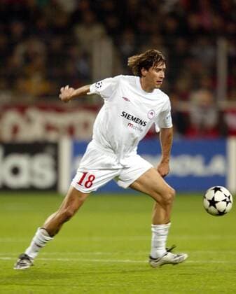 Paraskevas Antzas (Piräus) am Ball Fußball EC 1 Herren Champions League 2002 2003, Leverkusen - Olympiakos Piräus 2:0 Einzelbild Leverkusen Dynamik,