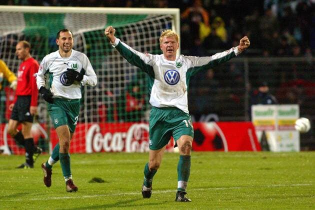 Torschütze Stefan Effenberg (re.) und Martin Petrov (beide Wolfsburg) - Torjubel Fußball 1. BL Herren Saison 2002 2003, VfL Wolfsburg - SV Werder Bremen 3:1 Gruppe Wolfsburg Freude,