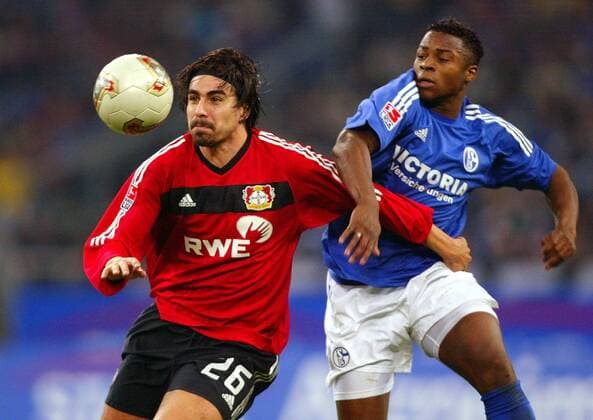 Zoltan Sebescen (li., Leverkusen) gegen Emile Mpenza (Schalke) Fußball 1. BL Herren Saison 2002 2003, FC Schalke 04 - Bayer 04 Leverkusen 0:1 Gruppe AufSchalke Gelsenkirchen Dynamik,