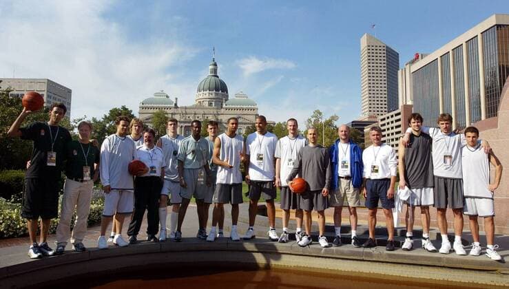 EuroBasket 2022, DBB, Historie, Bundestrainer Mannschaftsbild Deutschland in Indianapolis, v.li.: Stefano Garris, x, Misan Nikagbatse, Dirk Nowitzki, DBB-Vizepräsident Dr. Wolfgang Hilgert, Patrick Femerling, Co-Trainer Rolando Blackman, Robert Maras, Ademola Okulaja, Stephen Arigbabu,... Basketball WM Herren Weltmeisterschaft 2002, Nationalmannschaft, Nationalteam, Assistenztrainer, Mannschaftsfoto Totale Trainer, Coach, Nationaltrainer, Nationalcoach Indianapolis, Shooting, Fotoshooting, Fototermin