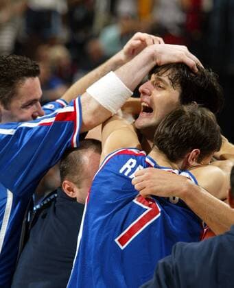 EuroBasket 2022, Historie, Die besten Spieler Europas Dejan Bodiroga (Jugoslawien) - Schlußjubel Basketball WM Herren Weltmeisterschaft 2002, Länderspiel, Nationalmannschaft, Nationalteam, Nationaltrikot, Finale, Vdig Gruppe Indianapolis Freude, Begeisterung,