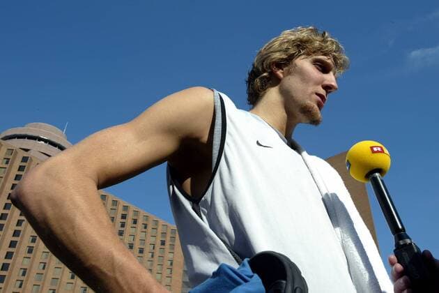 Dirk Nowitzki (Deutschland) im RTL-Interview Basketball WM Herren Weltmeisterschaft 2002, Nationalmannschaft, Nationalteam Einzelbild Indianapolis