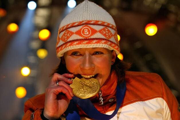 Olympiasiegerin Claudia Pechstein (Deutschland) beißt auf ihre Goldmedaille Eisschnellauf OS Winter Damen Olympische Winterspiele 2002, Olympia, Olympiade, Spiele, Eisschnelllaufen, Eisschnellaufen Einzelbild Salt Lake City Utah Freude,