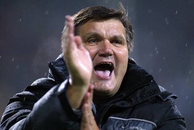 Trainer Hans Meyer (Gladbach) reklamiert ein Handspiel Fußball 1. BL Herren Saison 2002 2003, Bayer 04 Leverkusen - Borussia Mönchengladbach 2:2 Einzelbild BayArena Leverkusen