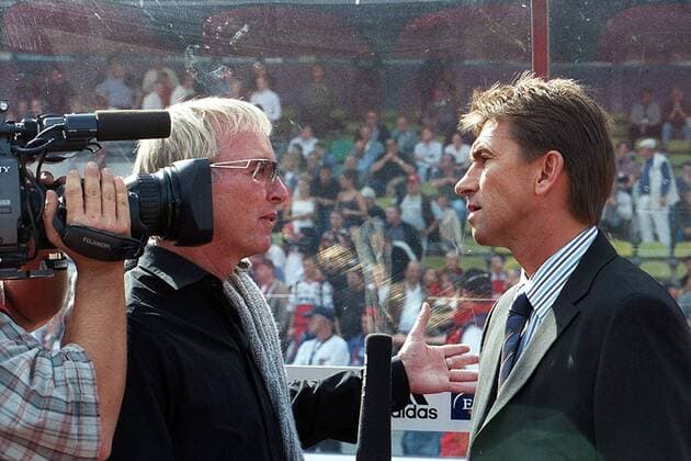 Trainer Klaus Augenthaler (re., Nürnberg) im Interview mit SAT1-Reporter Ulli Köhler (Deutschland) Fußball 1. BL Herren Saison 2002 2003, 1. FC Nürnberg, Vneg Gruppe Frankenstadion Nürnberg