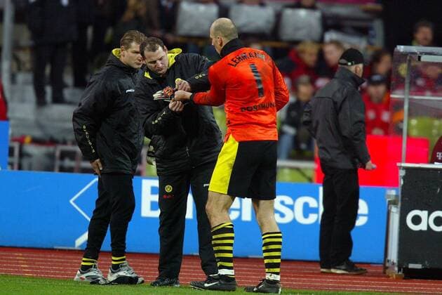 Feldspieler Jan Koller (re.) muss als Torwart aushelfen und bekommt von Physiotherapeut Ralph Frank (Mitte) die Torwarthandschuhe angezogen, li.: Torwart-Trainer Wolfgang de Beer (alle BVB) Fußball 1. BL Herren Saison 2002 2003, München - Borussia Dortmund 2:1 Gruppe München