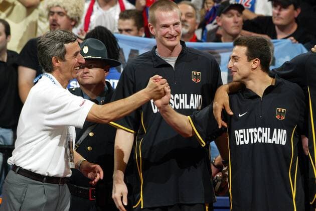 Siegerehurng - Nationaltrainer Svetislav Pesic (Jugoslawien) lässt sich von Mithat Demirel (re.) und Henrik Rödl (beide Deutschland) zum Weltmeisterschaftssieg gratulieren Basketball WM Herren Weltmeisterschaft 2002, Länderspiel, Spiel um Platz 3, Nationalmannschaft, Nationalteam Gruppe Conseco Fieldhouse Indianapolis Freude,