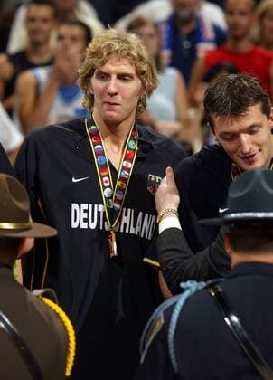 Dirk Nowitzki (Deutschland) bei der Siegerehrung Basketball WM Herren Weltmeisterschaft 2002, Länderspiel, Spiel um Platz 3, Nationalmannschaft, Nationalteam Einzelbild Conseco Fieldhouse Indianapolis