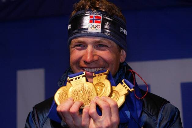 Olympiasieger Ole Einar Björndalen (Norwegen) präsentiert stolz seine vier (!) Goldmedaillen Biathlon OS Winter Herren Olympische Winterspiele 2002, Olympia, Olympiade, Spiele, Ski Nordisch, Nordischer Skisport Einzelbild Salt Lake City Utah Glück Freude,