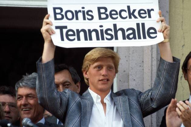 Boris Becker (Deutschland) bei seinem Empfang in Leimen nach dem Wimbledon-Sieg mit einem Plakat Boris Becker Tennishalle Tennis Herren All England Championships 1985, Vdia, Heimatstadt Einzelbild Leimen