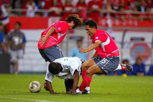 Gerald Asamoah (Mitte, Deutschland) gegen Kim Tae-Young (li.) und Lee Min-Sung (beide Südkorea) Fußball WM Herren Weltmeisterschaft 2002, Länderspiel, Halbfinale, Nationalmannschaft, Nationalteam, Nationaltrikot Gruppe WorldCupStadium Seoul Dynamik, Kampf,