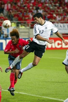 Michael Ballack (re., Deutschland) gegen Yoo Sang-Chul (Südkorea) Fußball WM Herren Weltmeisterschaft 2002, Länderspiel, Halbfinale, Nationalmannschaft, Nationalteam, Nationaltrikot Gruppe WorldCupStadium Seoul Dynamik,