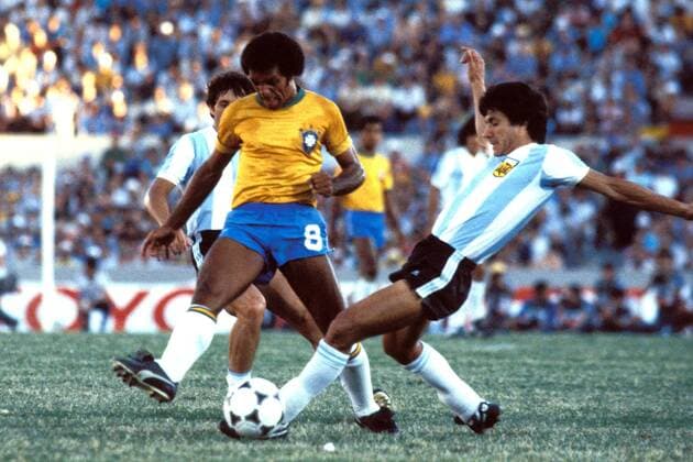 Junior (li., Brasilien) gegen Luis Galvan (Argentinien) Fußball Länderspiel Herren Copa de Oro 1981, Länderspiel, Nationalmannschaft, Nationalteam, Nationaltrikot Gruppe Montevideo Dynamik,