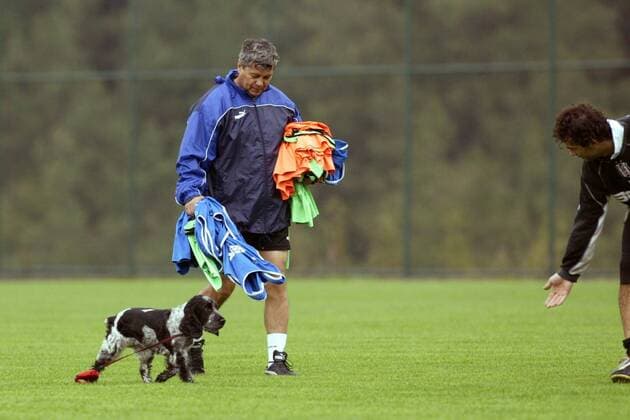 Trainer Mircea Lucescu (Besiktas) in Begleitung eines Hundes Fußball Herren Süper Lig 2002 2003, 1. Türkische Liga, Besiktas Istanbul, Training, Vdig Einzelbild Istanbul