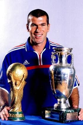 Zinedine Zidane (Frankreich) mit dem Weltmeisterpokal (li.) und der Europameistertrophäe Fußball Herren Shooting 2000, Fotoshooting, Fototermin, Nationalmannschaft, Nationalteam, Nationaltrikot Einzelbild  