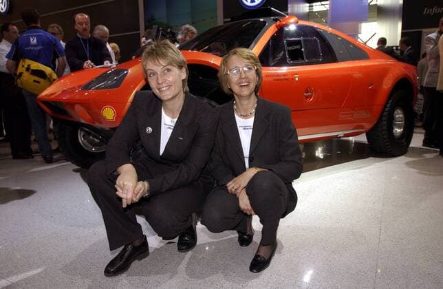 Jutta Kleinschmidt (li., Deutschland) und Beifahrerin Fabrizia Pons (Italien beide VW) präsentieren den neuen Volkswagen-Buggy Tarek Motorsport Damen Motor-Show Essen 2002, Motorshow, Messe, Automesse, Ausstellung, Präsentation, Vorstellung, Vdig Gruppe Show-Center Essen Freude,