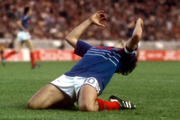 Torschütze Michel Platini (Frankreich) - Torjubel Fußball EM Herren Europameisterschaft 1984, Länderspiel, Nationalmannschaft, Nationalteam, Nationaltrikot Einzelbild Paris Freude, Begeisterung,