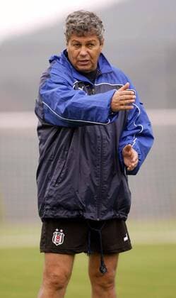 Trainer Mircea Lucescu (Besiktas) gibt Anweisungen Fußball Herren Süper Lig 2002 2003, 1. Türkische Liga, Besiktas Istanbul, Training, Vdig Einzelbild Istanbul