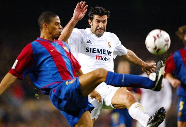 Michael Reiziger (li., Barca) gegen Luis Figo (Real) Fußball Herren Primera Division 2002 2003, 1. Spanische Liga, FC Barcelona - Real Madrid 0:0 Gruppe Barcelona Dynamik,