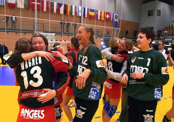 Schlußjubel Deutschland, v.li.: Melanie Wagner, Stefanie Melbeck, Torfrau Christine Lindemann und Torfrau Sabine Englert (alle Deutschland) Handball EM Damen Europameisterschaft 2002, Länderspiel, Gruppenspiel, Gruppe C, Nationalmannschaft, Nationalteam, Gruppe Farum Glück, Begeisterung, Freude,