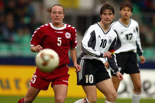 Britt Nielsen (li., Dänemark) und Bettina Wiegmann (Deutschland) Fußball Länderspiel Damen Freundschaftsspiel 2002, Länderspiel, Frauen, Frauenfußball, Frauennationalmannschaft, Nationalteam, Gruppe Ulm