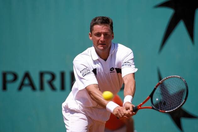 Andrea Gaudenzi (Italien) - beidhändige Rückhand Tennis Herren French Open 2002, ATP-Tour, Grand Slam, Sand, Sandplatz, Sandplatztennis, Sandplatzturnier Einzelbild Roland Garros Paris Dynamik,