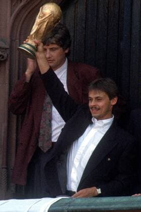 Weltmeister Olaf Thon (BR Deutschland) präsentiert den Pokal Fußball WM Herren Weltmeisterschaft 1990, Nationalmannschaft, Nationalteam, Empfang, Begrüßung, BRD Einzelbild Frankfurter Römer, Rathaus, Balkon, Rathausbalkon Frankfurt M., Empfang, Sieg, Sieger Freude,