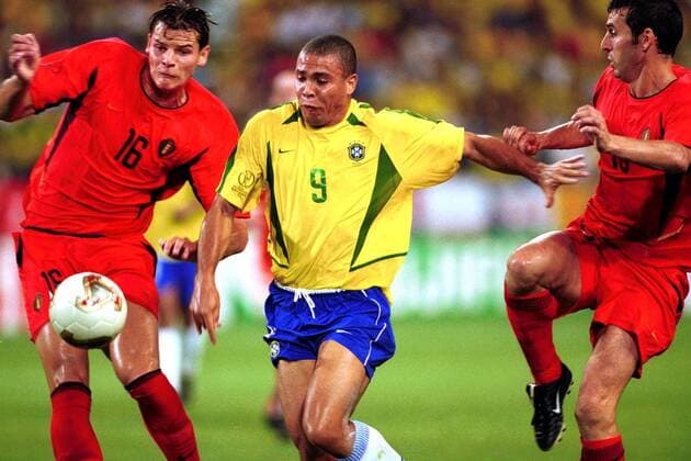 Ronaldo (Brasilien, Mitte) gegen Daniel van Buyten (li.) und Johan Walem (beide Belgien) Fußball WM Herren Weltmeisterschaft 2002, Länderspiel, Achtelfinale, Nationalmannschaft, Nationalteam, Gruppe Kobe Wing Stadium Kobe Dynamik,  