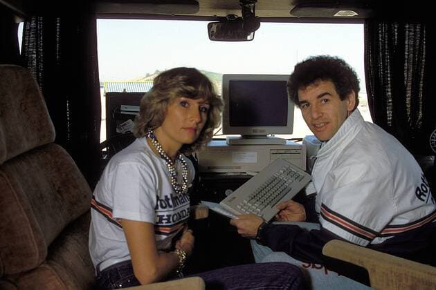 Toni Mang (Deutschland) sitzt mit seiner Frau Colette vor einem Computer Motorsport WM Herren Weltmeisterschaft 1987, Motorrad, Motorradrennen, Motorradrennsport, Motorradsport Gruppe Jerez