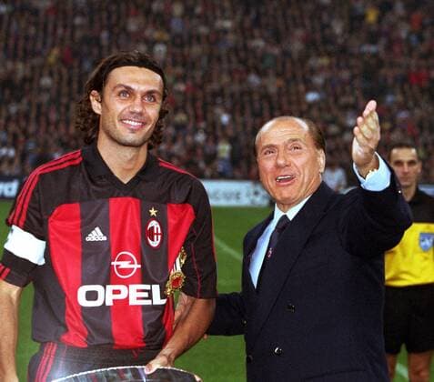 Paolo Maldini, 50. Geburtstag am 26. Juni Silvio Berlusconi (re.), designierter italienischer Ministerpräsident und Präsident des AC Milan, und Paolo Maldini (beide Milan Italien) freuen sich über die Anhängerschaft Fußball EC 1 Herren Champions League 2000 2001, AC Mailand Gruppe Mailand Freude,