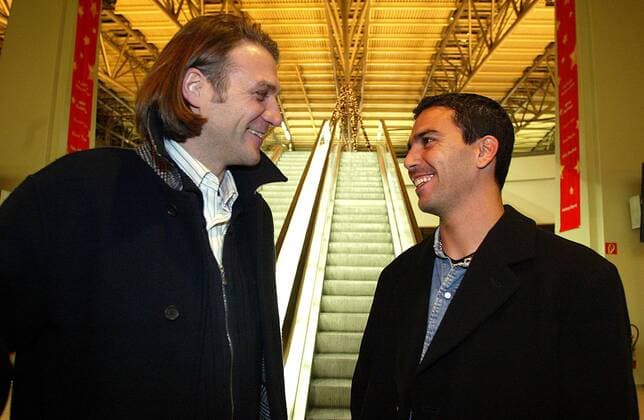 Haim Revivo (re.) wird von Sportdirektor Dietmar Beiersdorfer (HSV) zu Vertragsverhandlungen in Hamburg begrüßt Fußball 1. BL Herren Süper Lig 2002 2003, 1. Türkische Liga, Fenerbahce Istanbul, Hamburger SV Gruppe Ankunft, Empfang Hamburg
